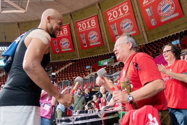 Bilder des Jahres 2022, Sport 05 Mai Sport Themen der Woche KW17 Sport Bilder des Tages Wuerzburgs 7 KING trommelt zum Abschied mit Bayern - Fans vor Transparenten seiner groessten Erfolge. Basketball, FC Bayern - Wuerzburg, am 1.05.2022, Basketball Bundesliga, FC Bayern München Basketball - s.Oliver Würzburg, Saison 2021-2022. Muenchen, A U D I D O M E, Deutschland. Quelle Copyright Credit : Oryk HAIST *** Wuerzburgs 7 KING drums farewell with Bayern fans in front of banners of his greatest successes basketball, FC Bayern Wuerzburg, on 1 05 2022, Basketball Bundesliga, FC Bayern Munich basketball s Oliver Würzburg, season 2021 2022 Munich, A U D I D O M E, Germany Source Copyright Credit Oryk HAIST xx