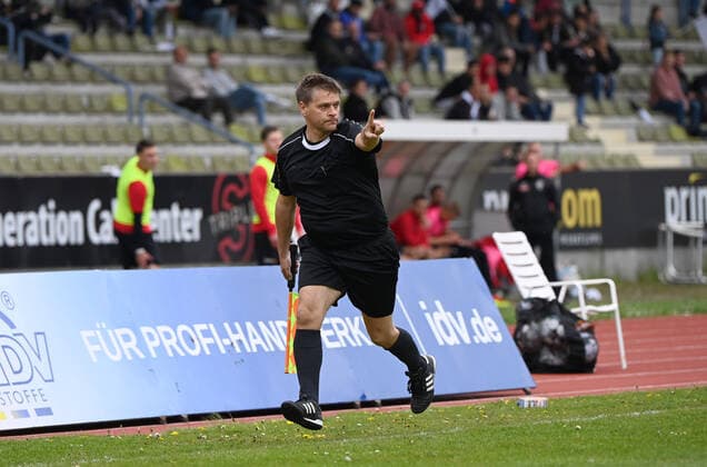 Football, men, season 2021 2022, Oberliga Westfalen promotion round, 4 matchday , SG Wattenscheid 09 FC Gütersloh, Oliver Ruhnert professional soccer manager of 1 FC Union Berlin as assistant referee, 01 05 2022, Copyright: xMatthiasxKochx