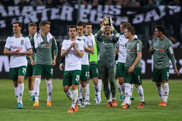 02 05 2022, Football, 2021 2022 season, 1 Bundesliga, 32 matchday, Borussia Mönchengladbach RB Leipzig, Borussia Mönchengladbach players cheer with fans, f l Joe Scally Borussia Mönchengladbach , Matthias Ginter Borussia Mönchengladbach , Jonas Hofmann Borussia Mönchengladbach , Florian Neuhaus Borussia Mönchengladbach , Yann Sommer Borussia Mönchengladbach , Patrick Herrmann Borussia Mönchengladbach , Lars Stindl Borussia Mönchengladbach , Photo Dennis Ewert RHR PHOTO xRHR PHOTO DEx