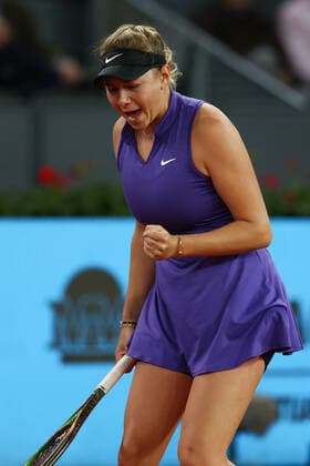 May 3, 2022, MADRID, MADRID, SPAIN: Amanda Anisimova of United States in action against Victoria Azarenka of Belarus during the Mutua Madrid Open 2022 celebrated at La Caja Magica on May 02, 2022, in Madrid, Spain. MADRID SPAIN - ZUMAa181 20220503_zaa_a181_029 Copyright: xOscarxJ.xBarrosox