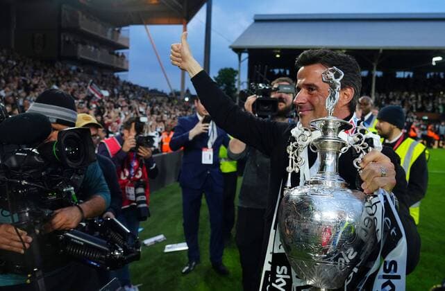 Fußball, Trainerhistorie FC Fulham von 1904 bis heute Mandatory Credit: Photo by Javier Garcia Shutterstock (12917135ev) Fulham Manager Marco Silva with the trophy Fulham v Luton Town, EFL Sky Bet Championship, Football, Craven Cottage, London, UK - 02 May 2022 EDITORIAL USE ONLY No use with unauthorised audio, video, data, fixture lists, club league logos or live services. Online in-match use limited to 120 images, no video emulation. No use in betting, games or single club league player publications. Fulham v Luton Town, EFL Sky Bet Championship, Football, Craven Cottage, London, UK - 02 May 2022 EDITORIAL USE ONLY No use with unauthorised audio, video, data, fixture lists, club league logos or live services. Online in-match use limited to 120 images, no video emulation. No use in betting, games or single club league player publications.  Copyright: xJavierxGarcia Shutterstockx 12917135ev