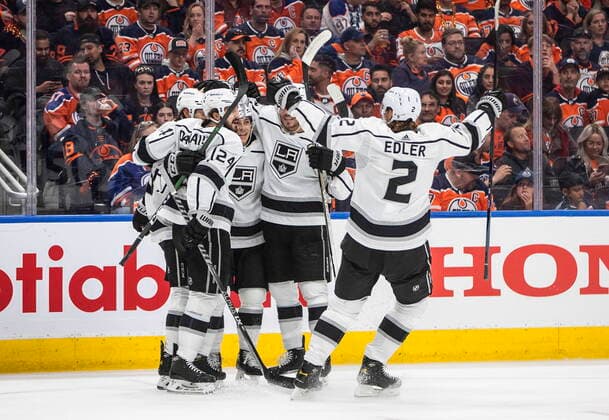 Bilder des Jahres 2022, Sport 05 Mai Sport Themen der Woche KW18 Sport Bilder des Tages May 2, 2022, EDMONTON, AB, CANADA: Los Angeles Kings celebrate a goal against the Edmonton Oilers during first period NHL, Eishockey Herren, USA playoff action in Edmonton, Monday, May 2, 2022. Canada News - May 2, 2022  - ZUMAc35_ 20220502_zaf_c35_159 Copyright: xJasonxFransonx