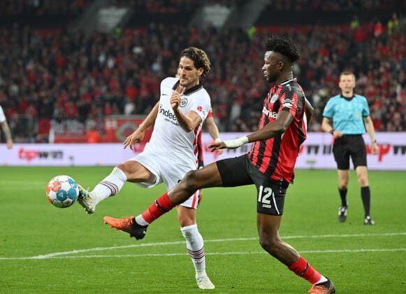 Goncalo Paciencia Eintracht Frankfurt , left , vs Edmond Tapsoba Bayer 04 Leverkusen 02 05 2022, Football GER, Season 2021 2022, 1 Bundesliga, 32 Matchday, Bayer 04 Leverkusen Eintracht Frankfurt 2 0 Photo Maik Hölter TEAM2sportphoto Leverkusen Nordrhein Westfalen Germany Team2