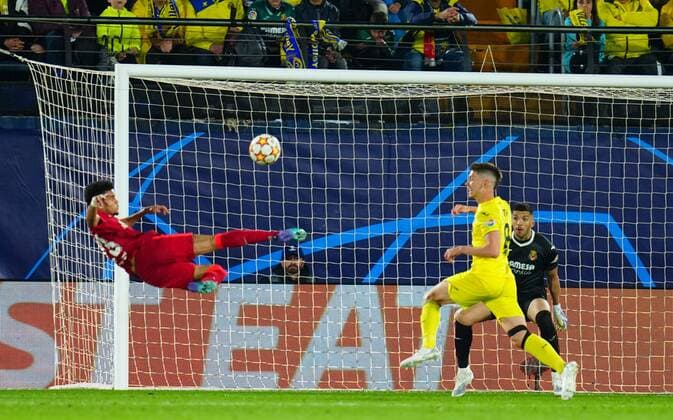 Sport Bilder des Tages Mandatory Credit: Photo by Javier Garcia Shutterstock (12922046ae) Luis Diaz of Liverpool acrobatically blazes over Villarreal v Liverpool, UEFA Champions League, Semi Final, Second Leg, Football, Estadio de la Ceramica, Villarreal, Spain - 03 May 2022 EDITORIAL USE ONLY No use with unauthorised audio, video, data, fixture lists, club league logos or live services. Online in-match use limited to 120 images, no video emulation. No use in betting, games or single club league player publications. Villarreal v Liverpool, UEFA Champions League, Semi Final, Second Leg, Football, Estadio de la Ceramica, Villarreal, Spain - 03 May 2022 EDITORIAL USE ONLY No use with unauthorised audio, video, data, fixture lists, club league logos or live services. Online in-match use limited to 120 images, no video emulation. No use in betting, games or single club league player publications. Copyright: xJavierxGarcia Shutterstockx 12922046ae
