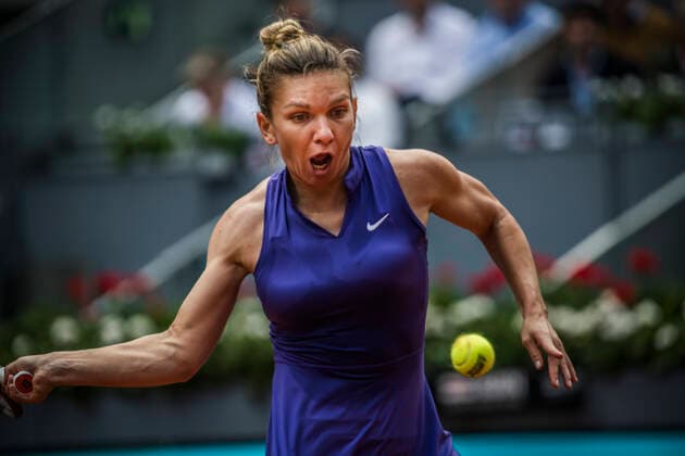 Sport Bilder des Tages May 4, 2022, Madrid, Madrid, Spain: SIMONA HALEP (ROU) returns the ball to Ons Jabeur (TUN) at Day 7 of the Madrid Open 2022. Jabeur wins 6:3, 6:2 Madrid Spain - ZUMAo105 20220504_zap_o105_004 Copyright: xMatthiasxOesterlex