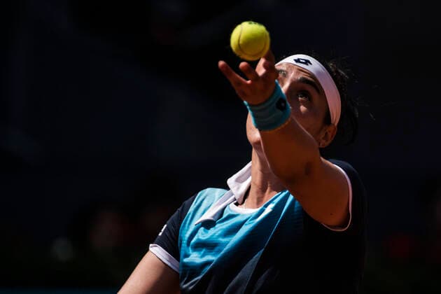 May 4, 2022, Madrid, Madrid, Spain: ONS JABEUR (TUN) serves against Simona Halep (ROU) at Day 7 of the Madrid Open 2022. Jabeur wins 6:3, 6:2 Madrid Spain - ZUMAo105 20220504_zap_o105_012 Copyright: xMatthiasxOesterlex