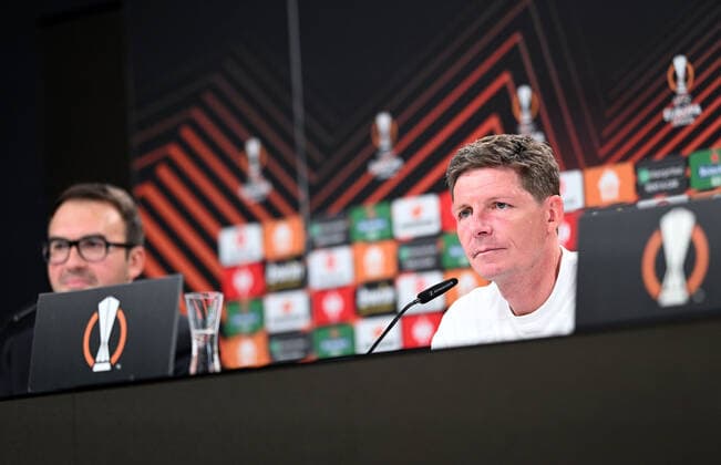 04 05 2022, xjhx, football UEFA Europa League, Eintracht Frankfurt training and press conference emspor, f l press spokesman Bartosz Niedzwiedzki Eintracht Eintracht Frankfurt , coach Oliver Glasner Eintracht Frankfurt zautz DFL DFB REGULATIONS PROHIBIT ANY USE OF PHOTOGRAPHS as IMAGE SEQUENCES and or QUASI VIDEO Frankfurt am Main