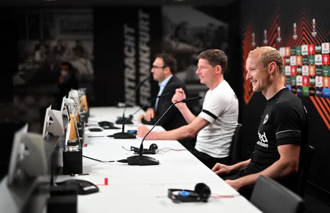 04 05 2022, xjhx, football UEFA Europa League, Eintracht Frankfurt training and press conference emspor, f l press officer Bartosz Niedzwiedzki Eintracht Eintracht Frankfurt , coach Oliver Glasner Eintracht Frankfurt zautz, Sebastian Rode Eintracht Frankfurt DFL DFB REGULATIONS PROHIBIT ANY USE OF PHOTOGRAPHS as IMAGE SEQUENCES and or QUASI VIDEO Frankfurt am Main