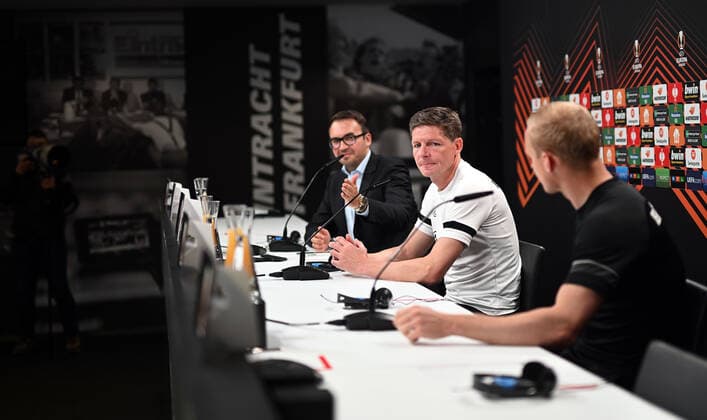 04 05 2022, xjhx, football UEFA Europa League, Eintracht Frankfurt training and press conference emspor, f l press officer Bartosz Niedzwiedzki Eintracht Eintracht Frankfurt , coach Oliver Glasner Eintracht Frankfurt zautz, Sebastian Rode Eintracht Frankfurt DFL DFB REGULATIONS PROHIBIT ANY USE OF PHOTOGRAPHS as IMAGE SEQUENCES and or QUASI VIDEO Frankfurt am Main