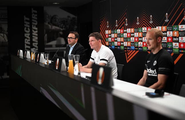 04 05 2022, xjhx, football UEFA Europa League, Eintracht Frankfurt training and press conference emspor, f l press officer Bartosz Niedzwiedzki Eintracht Eintracht Frankfurt , coach Oliver Glasner Eintracht Frankfurt zautz, Sebastian Rode Eintracht Frankfurt DFL DFB REGULATIONS PROHIBIT ANY USE OF PHOTOGRAPHS as IMAGE SEQUENCES and or QUASI VIDEO Frankfurt am Main