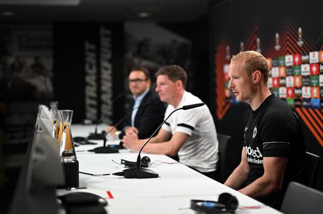 04 05 2022, xjhx, football UEFA Europa League, Eintracht Frankfurt training and press conference emspor, f l press officer Bartosz Niedzwiedzki Eintracht Eintracht Frankfurt , coach Oliver Glasner Eintracht Frankfurt zautz, Sebastian Rode Eintracht Frankfurt DFL DFB REGULATIONS PROHIBIT ANY USE OF PHOTOGRAPHS as IMAGE SEQUENCES and or QUASI VIDEO Frankfurt am Main