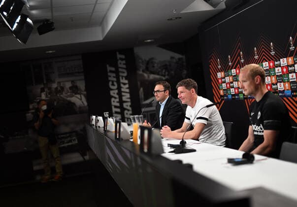 04 05 2022, xjhx, football UEFA Europa League, Eintracht Frankfurt training and press conference emspor, f l press officer Bartosz Niedzwiedzki Eintracht Eintracht Frankfurt , coach Oliver Glasner Eintracht Frankfurt zautz, Sebastian Rode Eintracht Frankfurt DFL DFB REGULATIONS PROHIBIT ANY USE OF PHOTOGRAPHS as IMAGE SEQUENCES and or QUASI VIDEO Frankfurt am Main