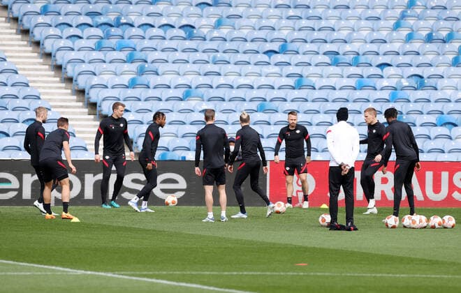 RB Leipzig Training 04 05 2022 Glasgow, 04 05 2022, Ibrox Stadium, Football, UEFA Europa League, Matchday 1, Training RB Leipzig before the semifinal , RB Leipzig vs Rangers FC Glasgow , In picture players circle , UEFA regulations prohibit any use of photographs as image sequences and or quasi video