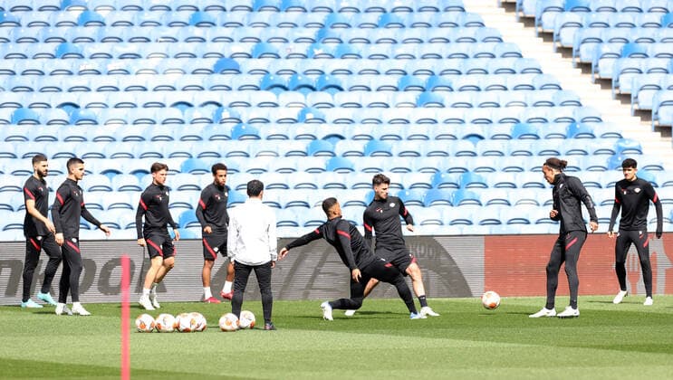 RB Leipzig Training 04 05 2022 Glasgow, 04 05 2022, Ibrox Stadium, Football, UEFA Europa League, Matchday 1, Training RB Leipzig before the semifinal , RB Leipzig vs Rangers FC Glasgow , In picture players circle , UEFA regulations prohibit any use of photographs as image sequences and or quasi video