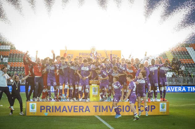 Photo Claudio Martinelli LaPresse May 4th, 2022 Venice, Italy soccer A.C.F. Fiorentina - Atalanta B.C. - Primavera TimVision Cup Final 2021 2022 - & x201c;P.L. Penzo& x201d; stadium. In the pic: A.C.F. Fiorentina Primavera players lift Primavera TimVision Trophy after the victory in the Primavera TimVision Cup Final between A.C.F Fiorentina and Atalanta B.C.  Copyright: xClaudioxMartinelli LaPressex