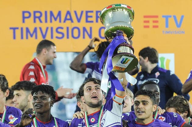 Photo Claudio Martinelli LaPresse May 4th, 2022 Venice, Italy soccer A.C.F. Fiorentina - Atalanta B.C. - Primavera TimVision Cup Final 2021 2022 - & x201c;P.L. Penzo& x201d; stadium. In the pic: A.C.F. Fiorentina Primavera players lift Primavera TimVision Trophy after the victory in the Primavera TimVision Cup Final between A.C.F Fiorentina and Atalanta B.C.  Copyright: xClaudioxMartinelli LaPressex