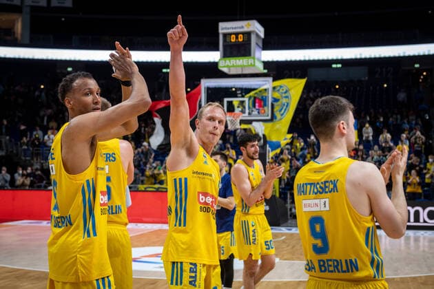 Bilder des Jahres 2022, Sport 05 Mai Sport Themen der Woche KW18 Sport Bilder des Tages Basketball Berlin 04.05.2022 Saison 2021 2022 easyCredit BBL 1. Bundesliga Alba Berlin - JobStairs Gießen 46ers Jubel Louis Olinde (Alba Berlin, No.19) Luke Sikma (Alba Berlin, No.43) Jonas Mattisseck (Alba Berlin, No.09) *** Basketball Berlin 04 05 2022 Season 2021 2022 easyCredit BBL 1 Bundesliga Alba Berlin JobStairs Giessen 46ers Cheers Louis Olinde Alba Berlin, No 19 Luke Sikma Alba Berlin, No 43 Jonas Mattisseck Alba Berlin, No 09