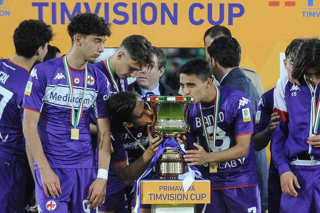Photo Claudio Martinelli LaPresse May 4th, 2022 Venice, Italy soccer A.C.F. Fiorentina - Atalanta B.C. - Primavera TimVision Cup Final 2021 2022 - & x201c;P.L. Penzo& x201d; stadium. In the pic: A.C.F. Fiorentina Primavera players lift Primavera TimVision Trophy after the victory in the Primavera TimVision Cup Final between A.C.F Fiorentina and Atalanta B.C.  Copyright: xClaudioxMartinelli LaPressex
