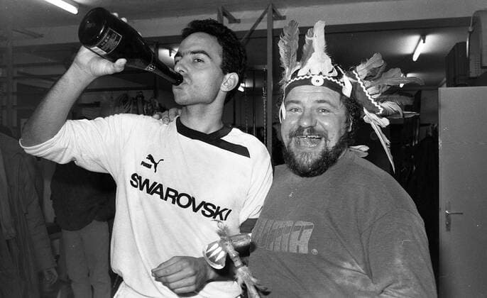 18.03.87 FC Swarovski Tirol - AC Turin Österreich, Innsbruck, 18.03.1987, Fussball, UEFA Cup, FC Swarovski Tirol - AC Turin (2:1): Hansi Müller (FC Swarovski Tirol) feiert mit einem Indianer Fan den Sieg in der Kabine mit Sekt Champagner. *** 18 03 87 FC Swarovski Tirol AC Turin Austria, Innsbruck, 18 03 1987, Football, UEFA Cup, FC Swarovski Tirol AC Turin 2 1 Hansi Müller FC Swarovski Tirol celebrates victory with an Indian fan in the dressing room with sparkling wine champagne