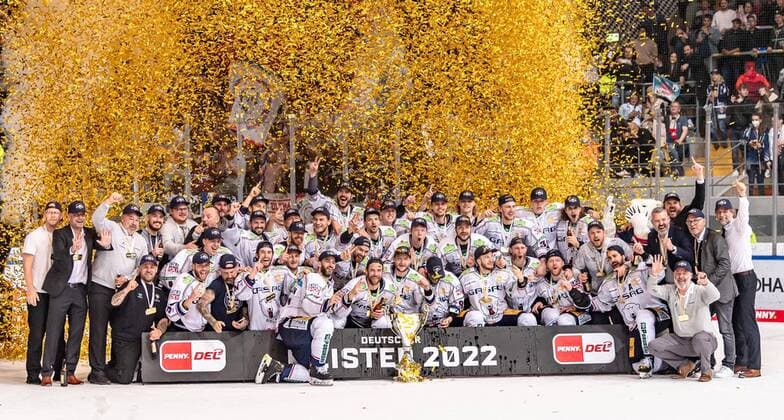 Bilder des Jahres 2022, Sport 05 Mai Sport Themen der Woche KW18 Sport Bilder des Tages Eisbaeren Berlin - Deutscher Eishockey Meister 2022 EHC Red Bull Muenchen gegen Eisbaeren Berlin, Eishockey, DEL, Playoffs, Finale Spiel 4, Saison 2021 2022, 04.05.2022. EHC Red Bull Muenchen gegen Eisbaeren Berlin, Eishockey, DEL, Playoffs, Finale Spiel 4, Saison 2021 2022, 04.05.2022 Muenchen *** Eisbaeren Berlin German Ice Hockey Champion 2022 EHC Red Bull Muenchen vs Eisbaeren Berlin, Ice Hockey, DEL, Playoffs, Final Game 4, Season 2021 2022, 04 05 2022 EHC Red Bull Muenchen vs Eisbaeren Berlin, Ice Hockey, DEL, Playoffs, Final Game 4, Season 2021 2022, 04 05 2022 Muenchen Copyright: xEibnerxPressefotox xHeikexFeinerx EP_HFR