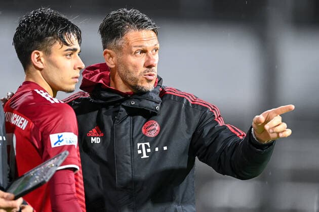 Coach Martin Demichelis FC Bayern Munich gives Lucas Copado Schoppenhauser Bayern Munich, FCB, 37 instructions, gives instructions, gestures, gesticulate with arms, gives instructions, gesticulate, 04 05 2022, Munich Germany , Football, Regionalliga Bayern, FC Bayern Munich II TSV 1860 Rosenheim xslx