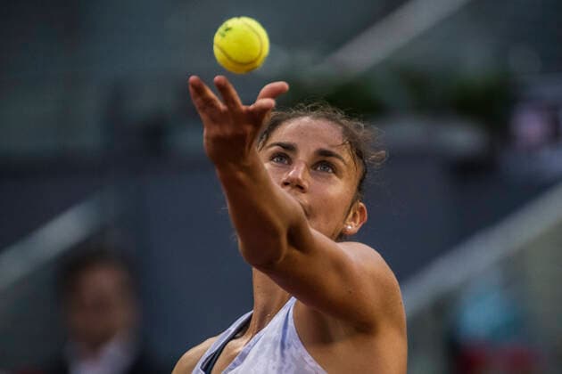 May 4, 2022, Madrid, Madrid, Spain: SARA SORRIBES TORMO (ESP) serves against Jessica Pegula (USA) at Day 7 of the Madrid Open 2022. Madrid Spain - ZUMAo105 20220504_zap_o105_070 Copyright: xMatthiasxOesterlex