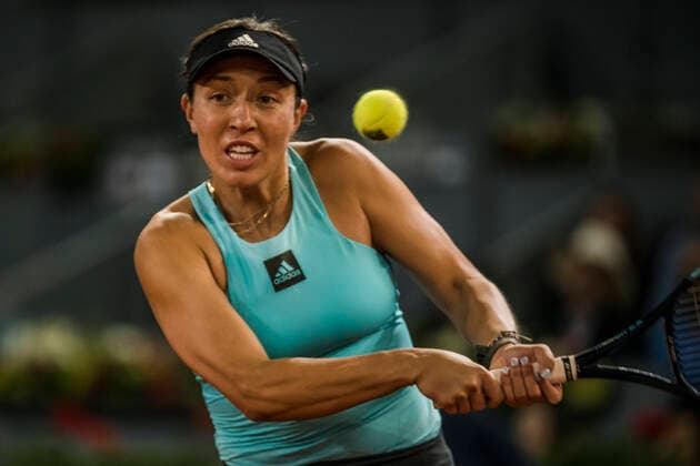 May 4, 2022, Madrid, Madrid, Spain: JESSICA PEGULA (USA) returns the ball to Sara Sorribes Tormo (EEP) at Day 7 of the Madrid Open 2022. Madrid Spain - ZUMAo105 20220504_zap_o105_087 Copyright: xMatthiasxOesterlex