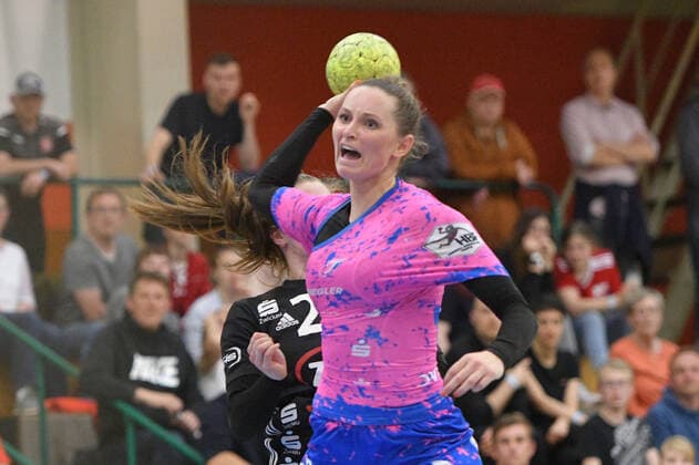 Silje Brons Petersen TuS Metzingen in front and Jenny Choinowski BSV Sachsen Zwickau behind, BSV Sachsen Zwickau vs TuS Metzingen, 1 Handball Bundesliga, Women, 04 05 2022, BSV Sachsen Zwickau vs TuS Metzingen, 1 Handball Bundesliga, Women, 04 05 2022 Zwickau Copyright: xBertxHarzer xEibner-xPressefotox