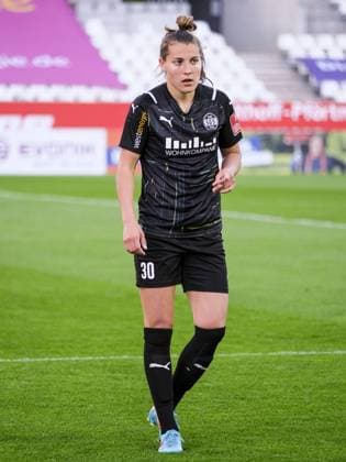 Essen, Germany, May 4th 2022 Carlotta Wamser (30 SGS) during the Frauen Bundesliga game between SGS Essen and VFL Wolfsburg at the Stadion Hafenstrasse in Essen Germany. Tatjana Herzberg SPP SGS Essen v VfL Wolfsburg, Flyeralarm Frauen Bundesliga, Stadion Hafenstrasse 