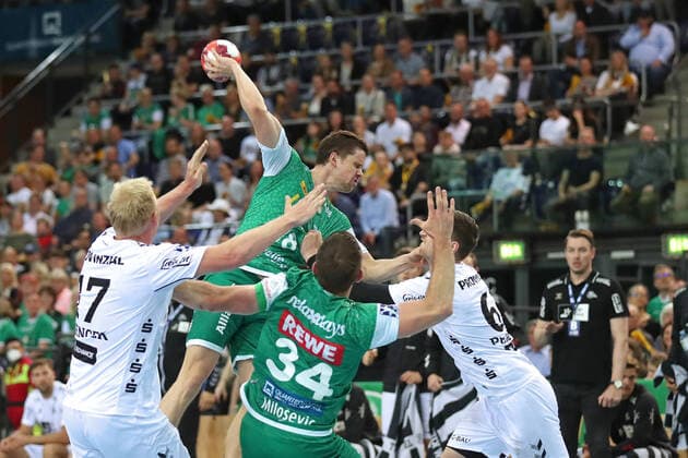 Sport Themen der Woche KW18 Sport Bilder des Tages SC DHfK Leipzig vs. THW Kiel, Liqui Moly HBL, 05.05.22 Handball, Liqui Moly HBL, 1. Bundesliga, Saison 2021 2022, 29. Spieltag: SC DHfK Leipzig vs. THW Kiel am 05.05.22 in der Quarterback Immobilien Arena Leipzig. Im Bild: Lovro JOTIC (18, SC DHfK Leipzig) ueberspringt die Kieler Abwehr *** SC DHfK Leipzig vs THW Kiel, Liqui Moly HBL, 05 05 22 Handball, Liqui Moly HBL, 1 Bundesliga, Season 2021 2022, 29 Matchday SC DHfK Leipzig vs THW Kiel on 05 05 22 in the Quarterback Immobilien Arena Leipzig In the picture Lovro JOTIC 18, SC DHfK Leipzig jumps over the Kiel defense Copyright: xBEAUTIFULxSPORTS JanxKaeferx
