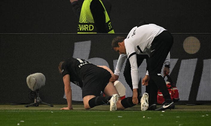05 05 2022, xjhx, football UEFA Europa League 1 2 final , Eintracht Frankfurt West Ham United emspor, v l Martin Hinteregger Eintracht Frankfurt zautz injured injury pain on the ground DFL DFB REGULATIONS PROHIBIT ANY USE OF PHOTOGRAPHS as IMAGE SEQUENCES and or QUASI VIDEO Frankfurt