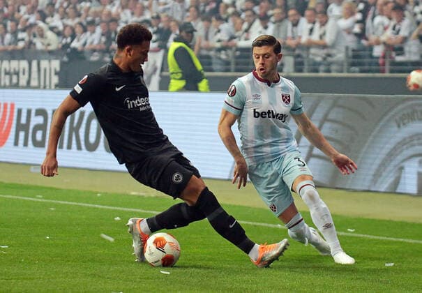 05 05 2022, xovx, soccer UEFA Europa League, semi-final, Eintracht Frankfurt West Ham United v l Tuta Eintracht Frankfurt , Aaron Cresswell West Ham United emspor Frankfurt