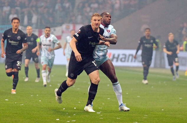 05 05 2022, xovx, soccer UEFA Europa League, semi-final, Eintracht Frankfurt West Ham United v l Martin Hinteregger Eintracht Frankfurt , Michail Antonio West Ham United emspor Frankfurt