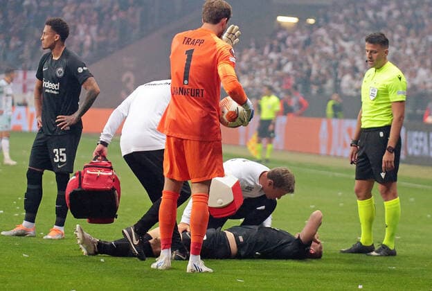 05 05 2022, xovx, soccer UEFA Europa League, semi-final, Eintracht Frankfurt West Ham United Martin Hinteregger Eintracht Frankfurt injured on the ground , emspor Frankfurt
