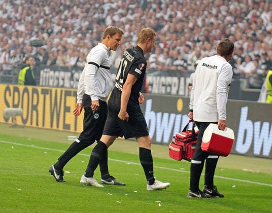 05 05 2022, xovx, soccer UEFA Europa League, semifinals, Eintracht Frankfurt West Ham United Martin Hinteregger Eintracht Frankfurt injured emspor Frankfurt