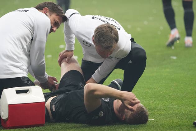 Martin Hinteregger Eintracht Frankfurt is injured and in pain, must be substituted Frankfurt 05 05 2022 Eintracht Frankfurt vs West Ham United, UEFA Europa League, semifinal second leg