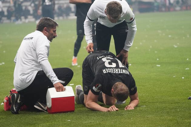 Martin Hinteregger Eintracht Frankfurt is injured and in pain, must be substituted Frankfurt 05 05 2022 Eintracht Frankfurt vs West Ham United, UEFA Europa League, semifinal second leg