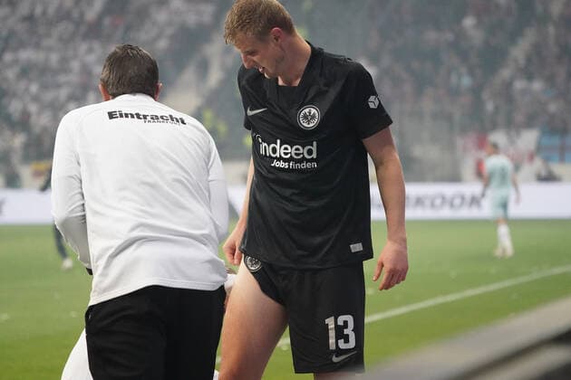 Martin Hinteregger Eintracht Frankfurt is injured and must go out Frankfurt 05 05 2022 Eintracht Frankfurt vs West Ham United, UEFA Europa League, semifinal second leg