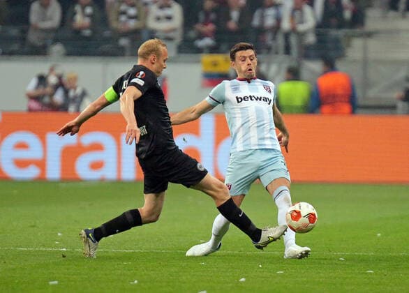 05 05 2022, xovx, soccer UEFA Europa League, semi-final, Eintracht Frankfurt West Ham United v l Sebastian Rode Eintracht Frankfurt , Aaron Cresswell West Ham United emspor Frankfurt