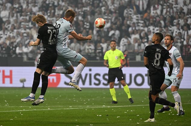 05 05 2022, xjhx, football UEFA Europa League 1 2 final , Eintracht Frankfurt West Ham United emspor, v l Jens Petter Hauge Eintracht Frankfurt Tomas Soucek West Ham United Zweikampf, action, action, battle for the ball DFL DFB REGULATIONS PROHIBIT ANY USE OF PHOTOGRAPHS AS IMAGE SEQUENCES AND OR QUASI VIDEO Frankfurt