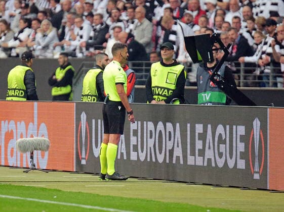 05 05 2022, xovx, soccer UEFA Europa League, semifinals, Eintracht Frankfurt West Ham United referee Jesus Gil Manzano Spain on video screen emspor Frankfurt