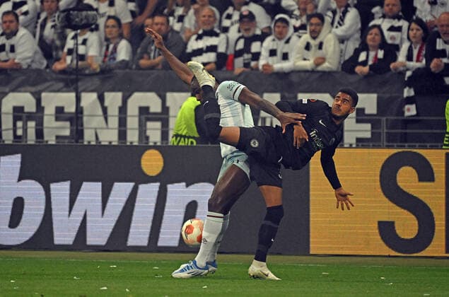 05 05 2022, xjhx, football UEFA Europa League 1 2 final , Eintracht Frankfurt West Ham United emspor, v l Michail Antonio West Ham United Ansgar Knauff Eintracht Frankfurt Zweikampf, action, action, battle for the ball DFL DFB REGULATIONS PROHIBIT ANY USE OF PHOTOGRAPHS as IMAGE SEQUENCES and or QUASI VIDEO Frankfurt