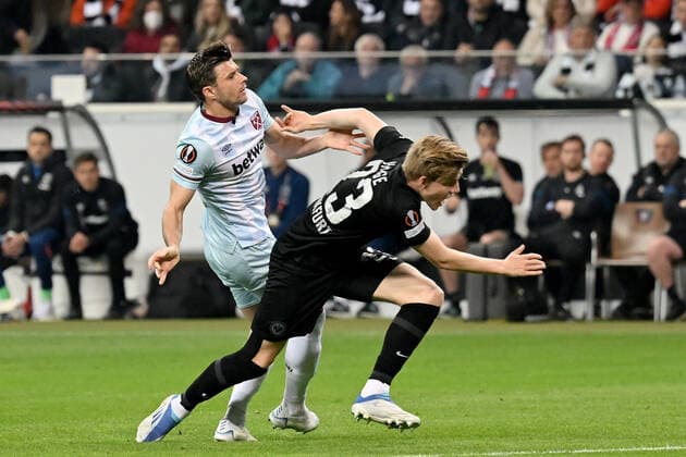 Frankfurt, Deutsche Bank Park, 05 05 22, GER, Men, UEFA Europa League, Season 2021 2022, Eintracht Frankfurt West Ham United Picture from left in duel Aaron Cresswell West Ham United and Jens Petter Hauge Frankfurt Red, red card Aaron Cresswell West Ham United Only for journalistic purposes Only for editorial use According to the DFL Deutsche Fußball Liga regulations it is prohibited, DFL regulations prohibit any use of photographs as image sequences and or quasi video Hessen Germany