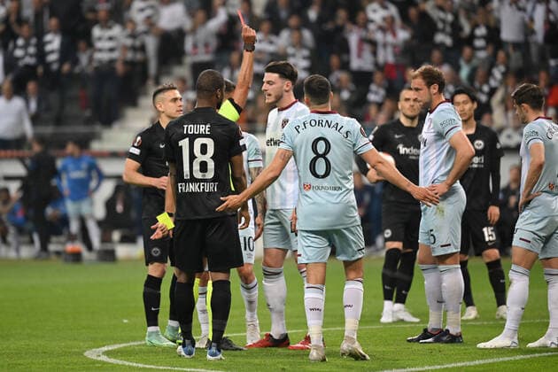 Frankfurt, Deutsche Bank Park, 05 05 22, GER, Herren, UEFA Europa League, Saison 2021 2022, Eintracht Frankfurt West Ham United Bild Rot, rote Karte Aaron Cresswell West Ham United Nur fuer journalistische Zwecke Only for editorial use According to the regulations of the DFL Deutsche Fußball Liga, it is prohibited to exploit or have exploited photographs taken in the stadium and or from the game in the form of sequence images and or video-like photo series DFL regulations prohibit any use of photographs as image sequences and or quasi video Hesse Germany