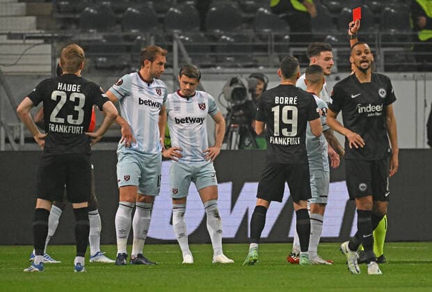 05 05 2022, xjhx, football UEFA Europa League 1 2 final , Eintracht Frankfurt West Ham United emspor, v l referee Jesus Gil Manzano Spain shows Aaron Cresswell West Ham United the red card DFL DFB REGULATIONS PROHIBIT ANY USE OF PHOTOGRAPHS as IMAGE SEQUENCES and or QUASI VIDEO Frankfurt