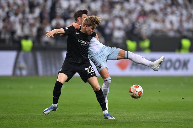 Soccer Europa League semifinal Eintracht Frankfurt West Ham United on 05 05 2022 at Deutsche Bank Park in Frankfurt Jens Petter Hauge Frankfurt , front Aaron Cresswell West Ham , back xHDx