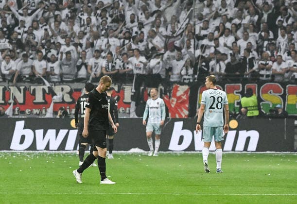 05 05 2022, xpsx, football UEFA Europa League 1 2 final, Eintracht Frankfurt West Ham United v l injured out Martin Hinteregger Eintracht Frankfurt DFL DFB REGULATIONS PROHIBIT ANY USE OF PHOTOGRAPHS as IMAGE SEQUENCES and or QUASI VIDEO emspor Frankfurt