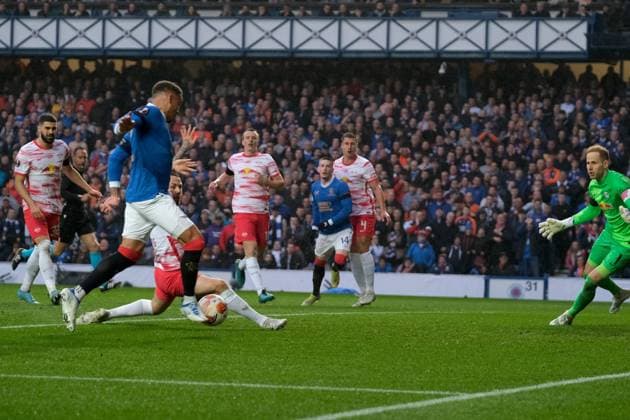 Ibrox Stadium, Glasgow, Scotland, May 5th 2022: James Tavernier (Rangers) scores to make it 1-0 during the UEFA Europa League semi final 2nd leg match between Glasgow Rangers and RB Leipzig at Ibrox Stadium in Glasgow, Scotland. UEFA Europa League semi final 2nd leg Alex Todd SPP Glasgow Rangers v RB Leipzig 