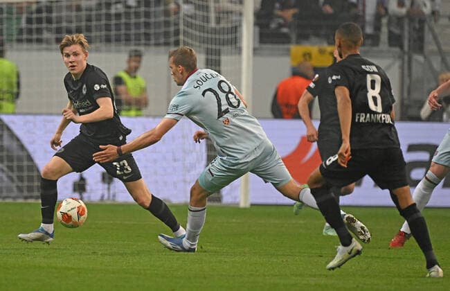 05 05 2022, xjhx, football UEFA Europa League 1 2 final , Eintracht Frankfurt West Ham United emspor, v l Jens Petter Hauge Eintracht Frankfurt Tomas Soucek West Ham United Zweikampf, action, action, battle for the ball DFL DFB REGULATIONS PROHIBIT ANY USE OF PHOTOGRAPHS AS IMAGE SEQUENCES AND OR QUASI VIDEO Frankfurt