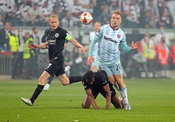 05 05 2022, xovx, soccer UEFA Europa League, semi-final, Eintracht Frankfurt West Ham United v l Sebastian Rode Eintracht Frankfurt , Evan Ndicka Eintracht Frankfurt , Jarrod Bowen West Ham United emspor Frankfurt
